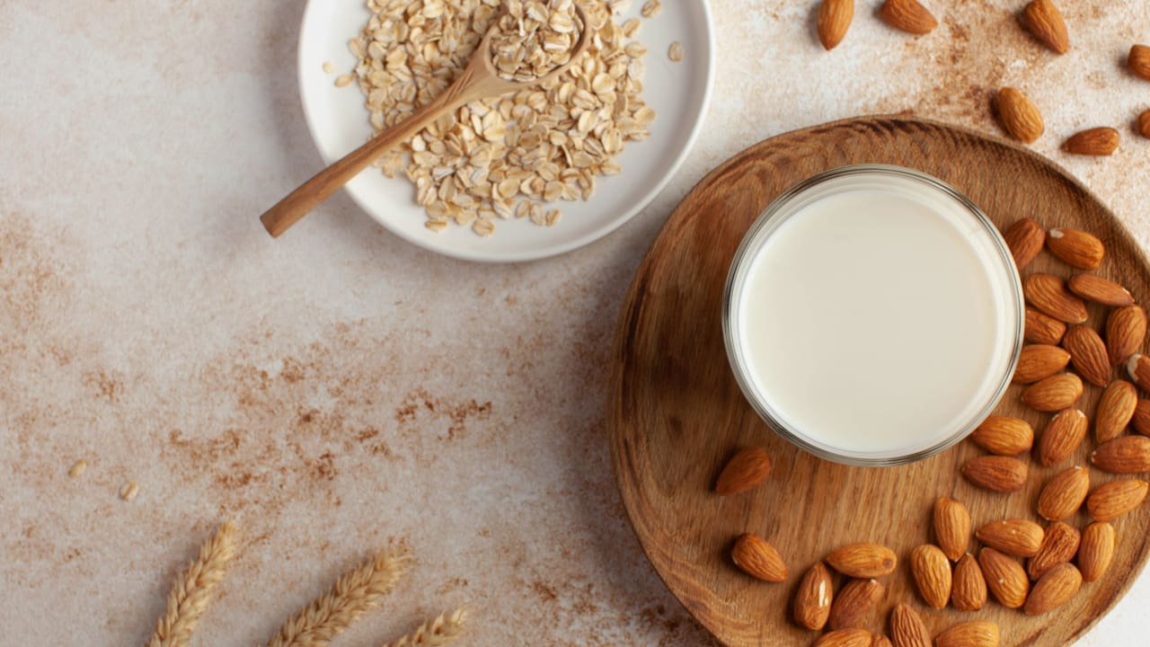Almond Milk vs Oat Milk